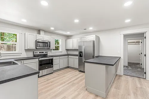 305 W 8th St Photo 1