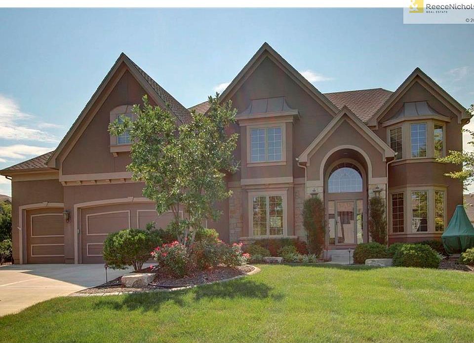 3-Car Corner Lot w Lush Extensive Landscaping