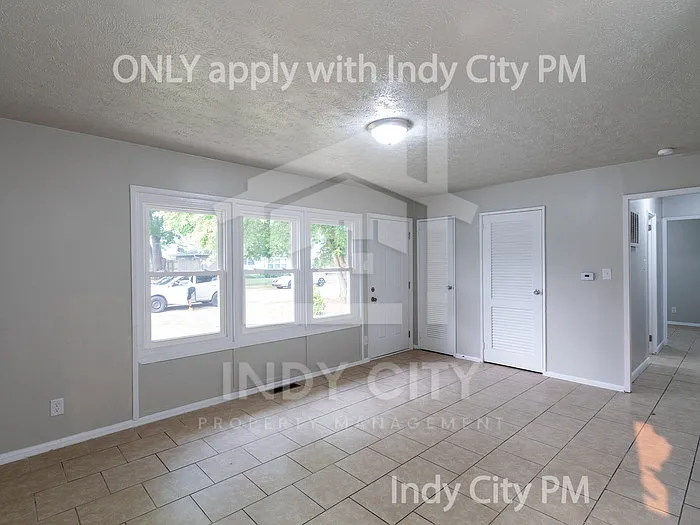 3 bed, 1.0 bath, 900 sqft, $1,400 — Photo 3
