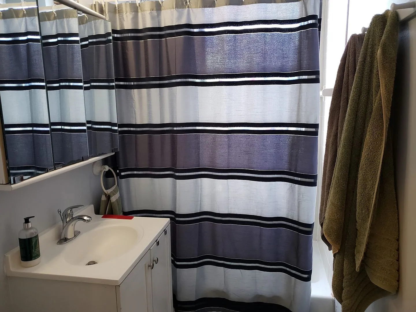 Nicely updated 2 bed with a parking spot included! — Photo 3
