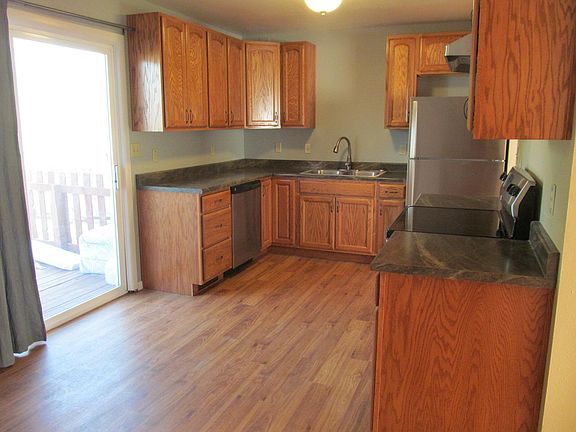 5th image of 325 Holmes St