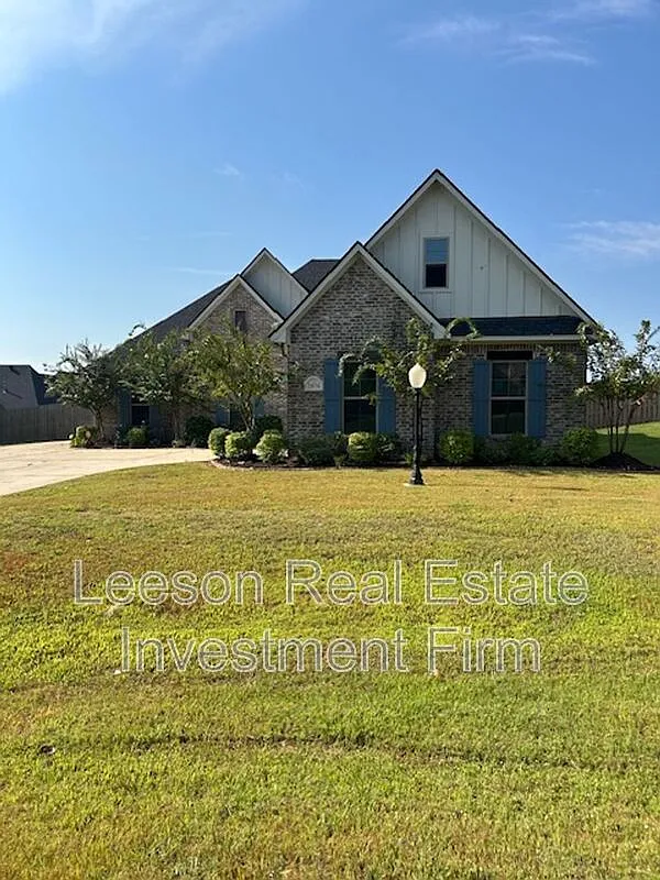 4 bed, 2.0 bath, 2152 sqft, $2,400 — Photo 1