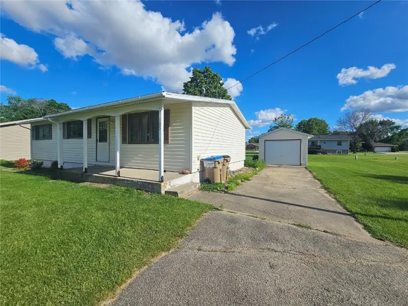 105 E Honey Creek Dr, Manchester, IA 52057