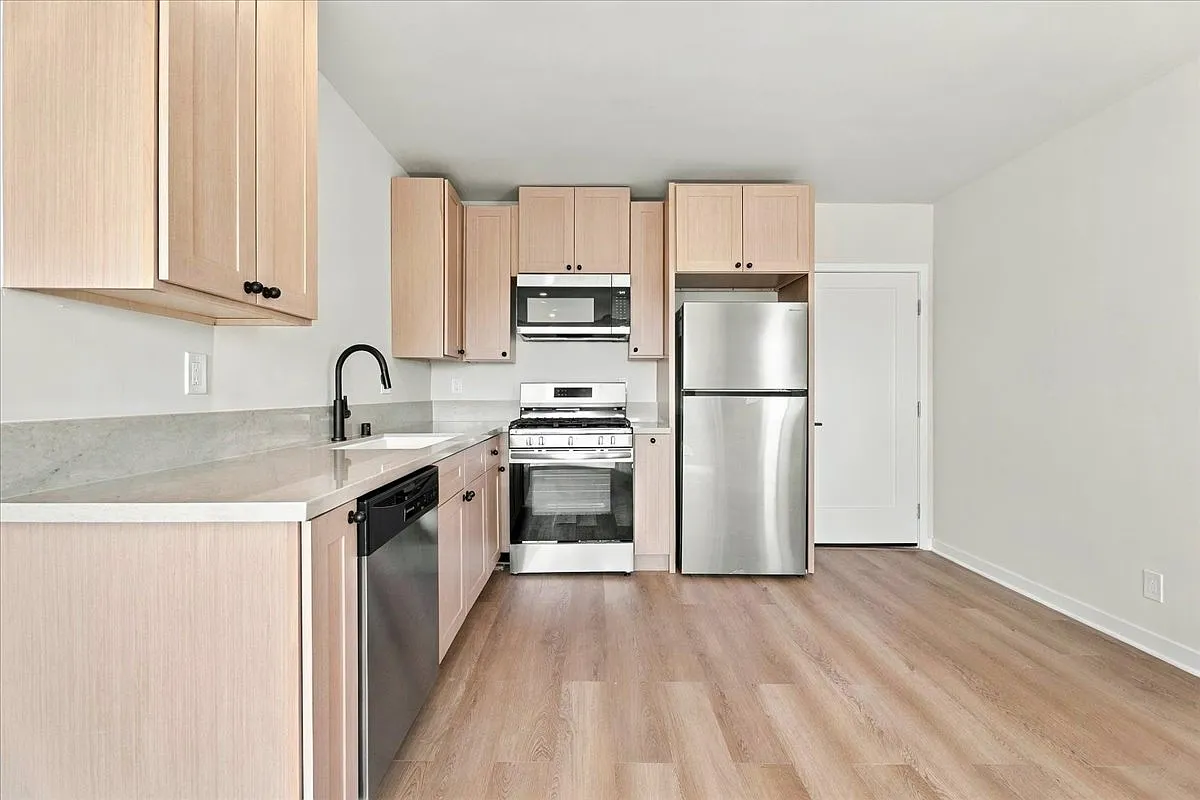 3 bed, $4,395 — Photo 3