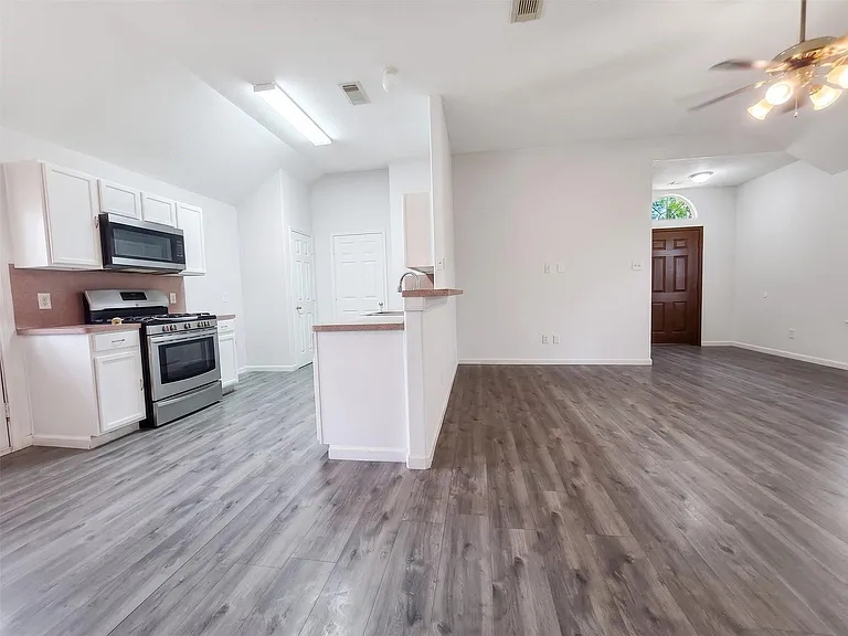 638 Aldenwick Ln — Photo 6