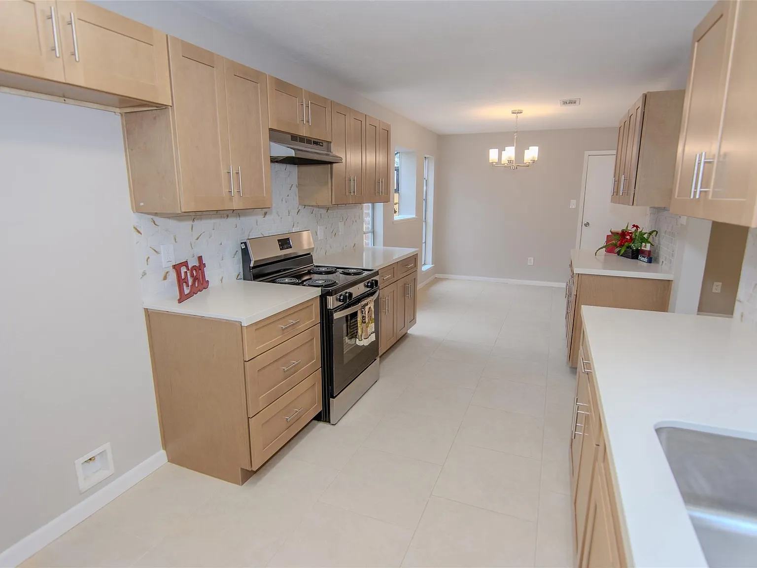 4 bed, 2.0 bath, 2038 sqft, $2,275 — Photo 3
