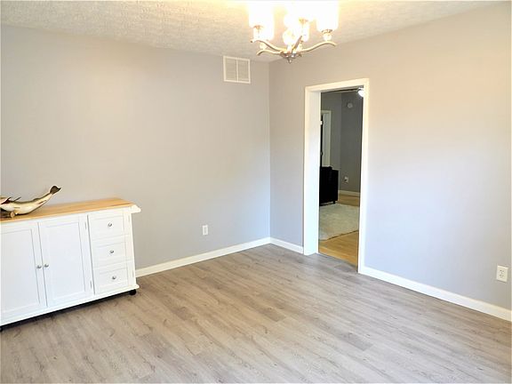 4th image of 542 W A St