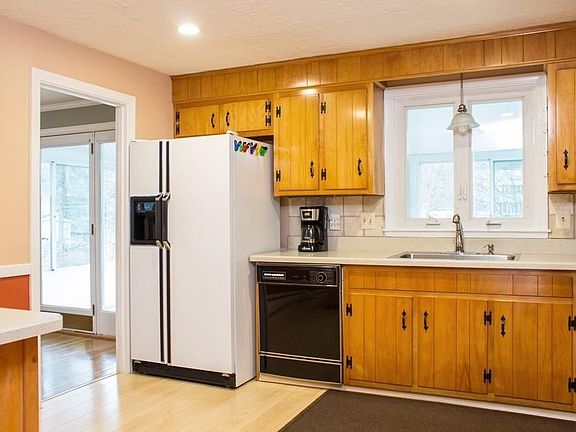 3rd image of 25 Hearthstone Dr