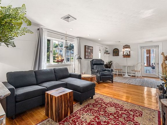 4th image of 332 Commercial St