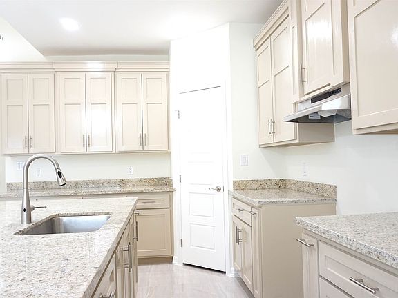 2nd image of 3413 Redwood Dr
