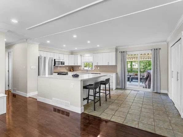 1949 Taylor St, Pt Coquitlam, BC V3C 4M1
