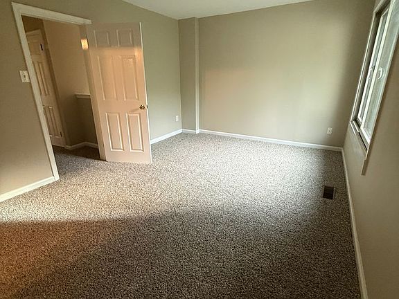 4th image of 94 Palace Ct
