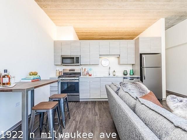 1st image of 1922 N Milwaukee Ave #928