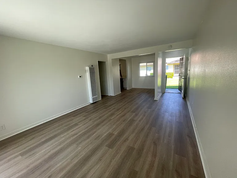 228 S Oak St — Photo 3