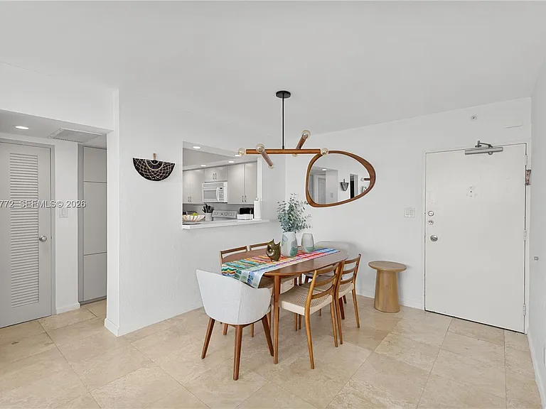 5600 Collins Ave #14R — Photo 10