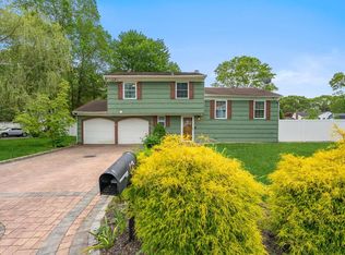 12 Pleasant Pl, Farmingville, NY 11738
