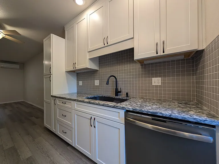 28 Lawrence St — Photo 8