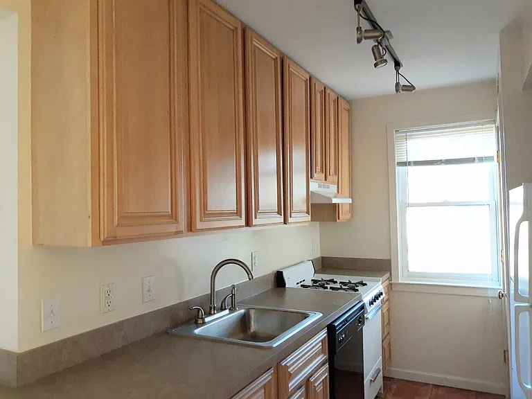 319 12th St NE #5 — Photo 3