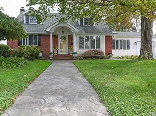 371 Hamilton Pl, West Islip, NY 11795