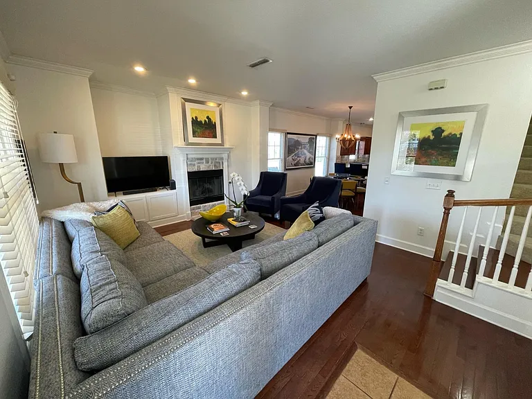 1521 NE Dysart Woods Ln — Photo 4