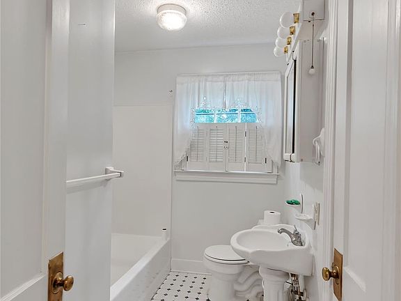 4th image of 2061 W Davidson Ave