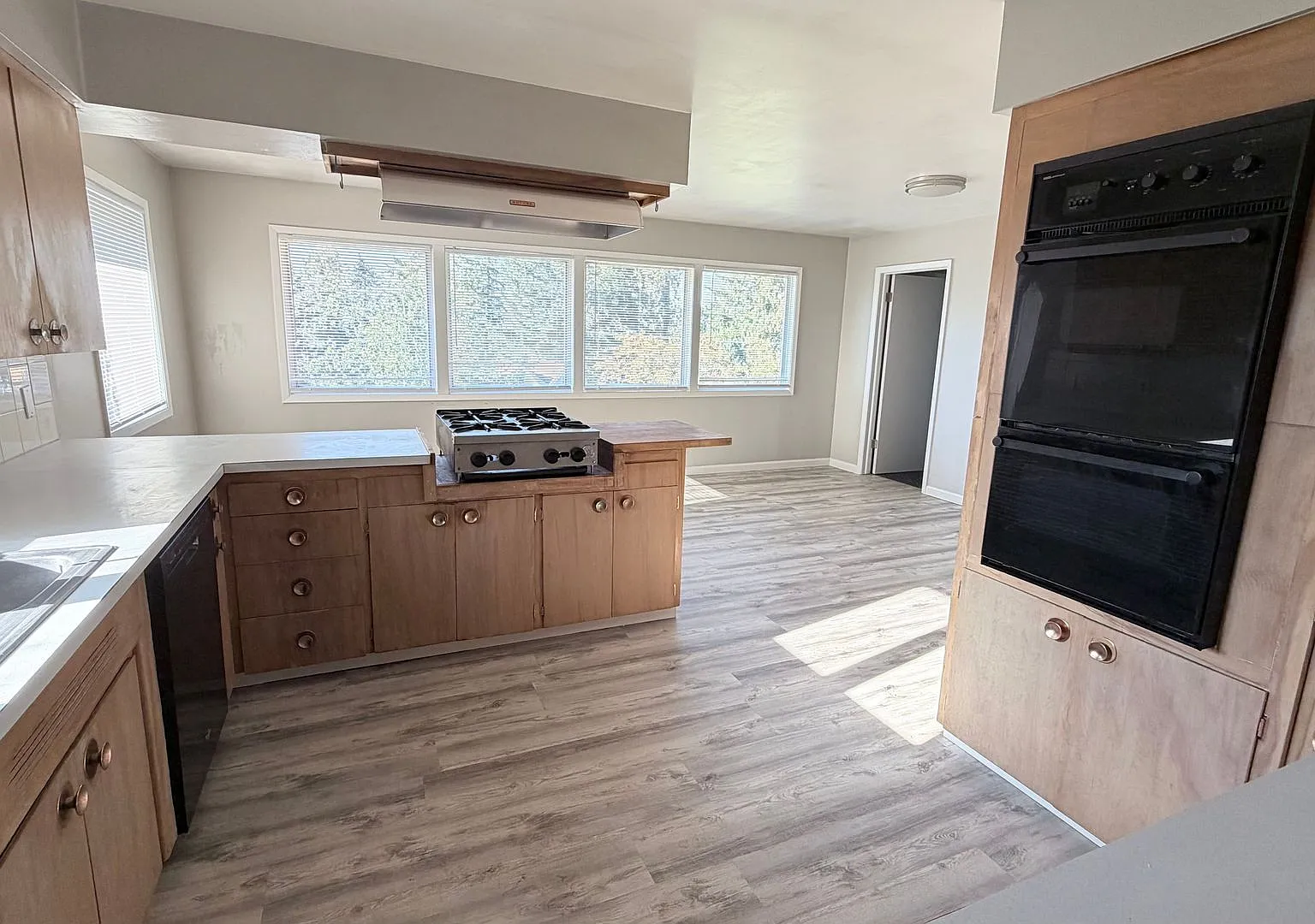 Available now Large 5 bed / 3+ bath Tucked Away South Hill Home! — Photo 3
