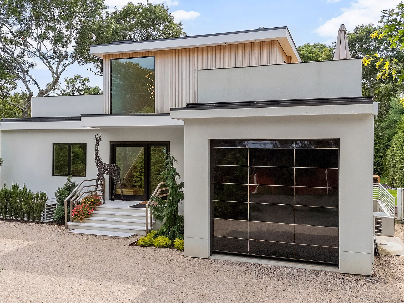 Charming East Hampton Retreat Close to Beaches & Village — Photo 3