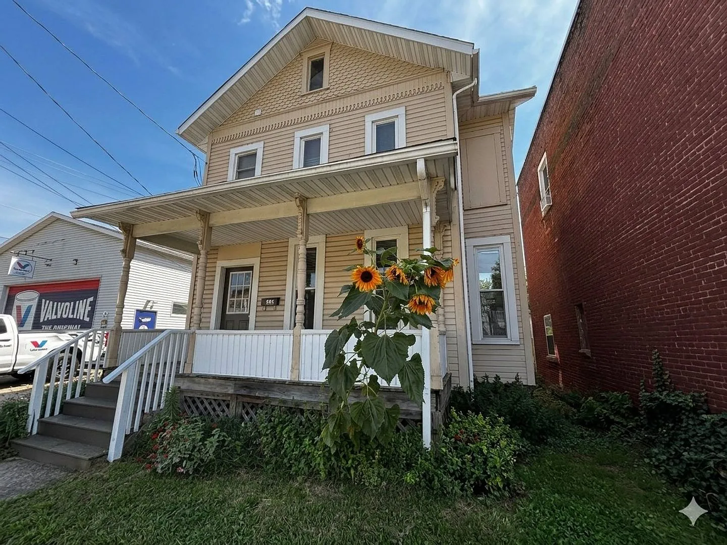 Charming Three Bedroom with Renovated Kitchen — Photo 1