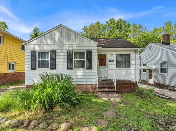 12521 Park Knoll Dr, Garfield Heights, OH 44125