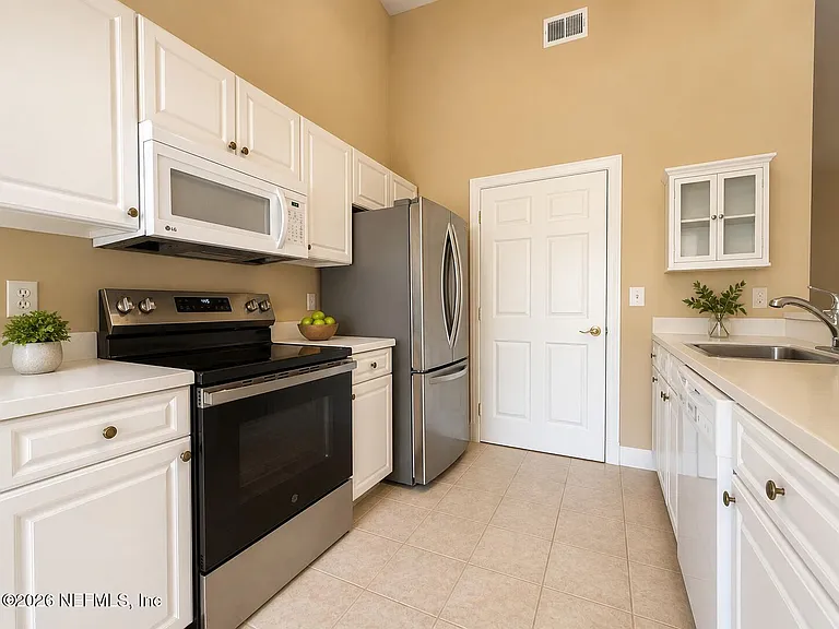 407 Augusta Cir — Photo 2