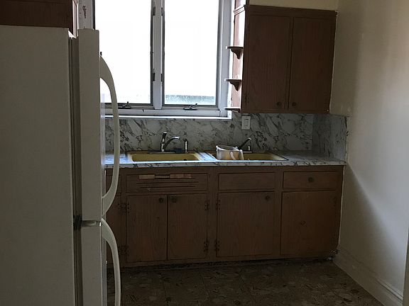 3rd image of 3907 Lyme Ave #1