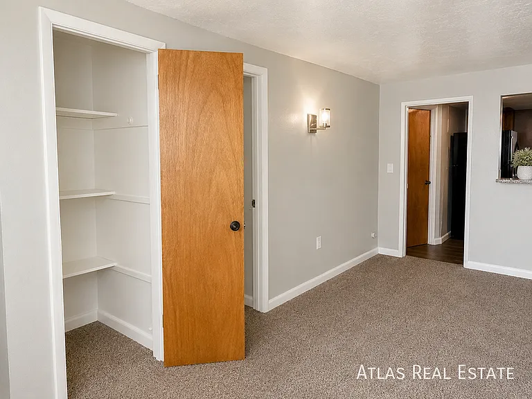 1833 N Hooker St — Photo 7