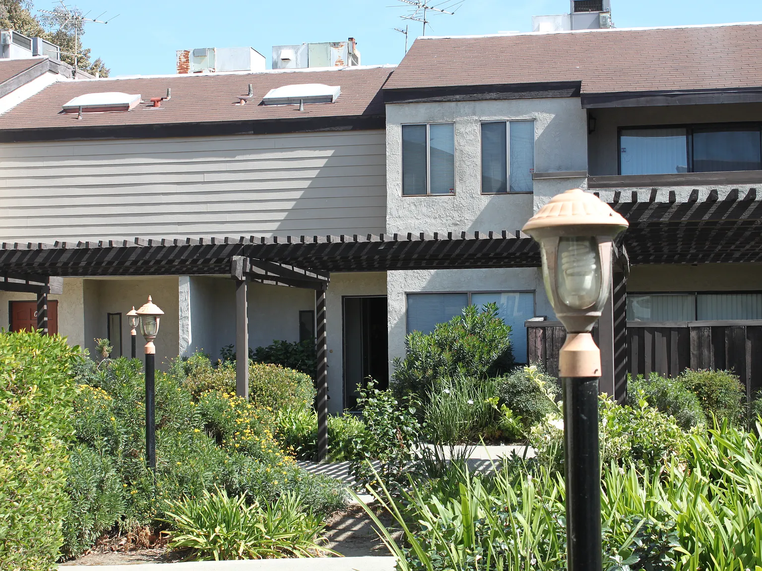 322 N San Antonio Ave — Photo 1