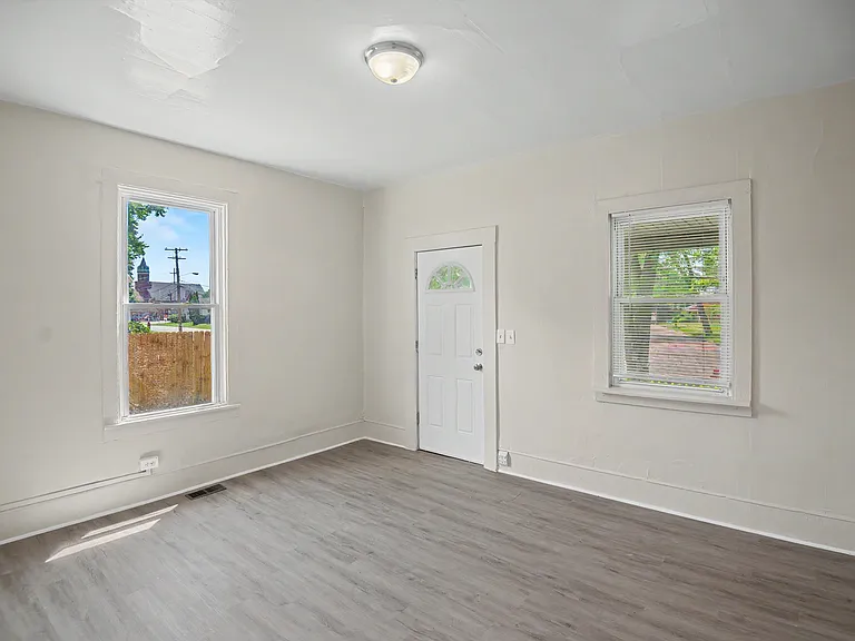 240 Warren Ave — Photo 5