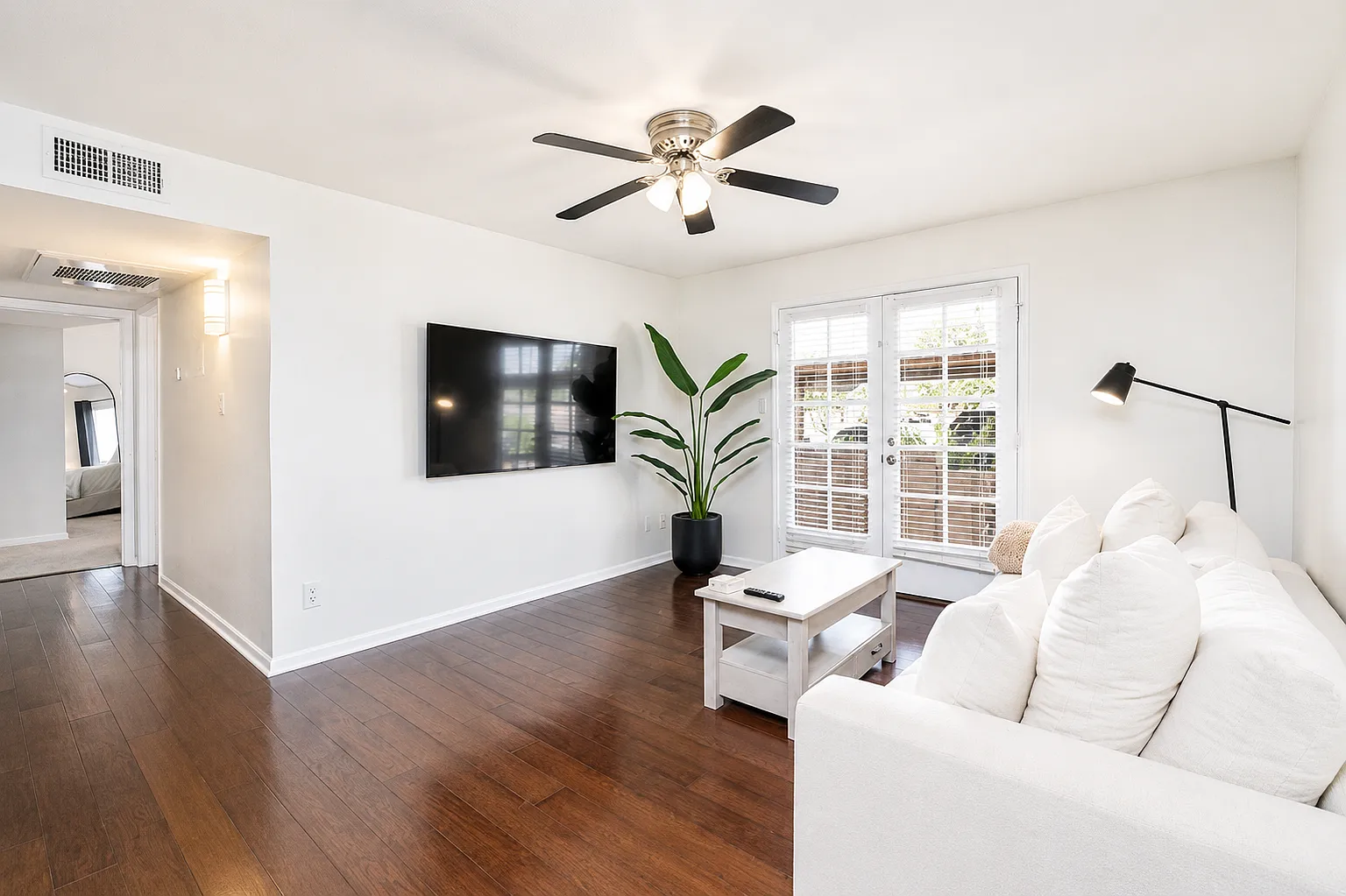 2 bed, 919 sqft, $2,000 — Photo 2
