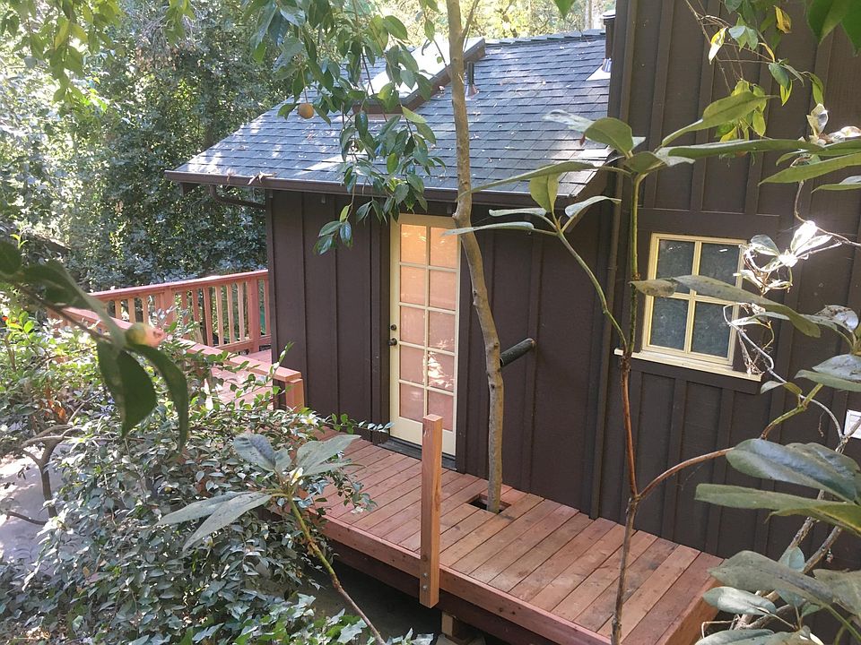 Private entry and deck