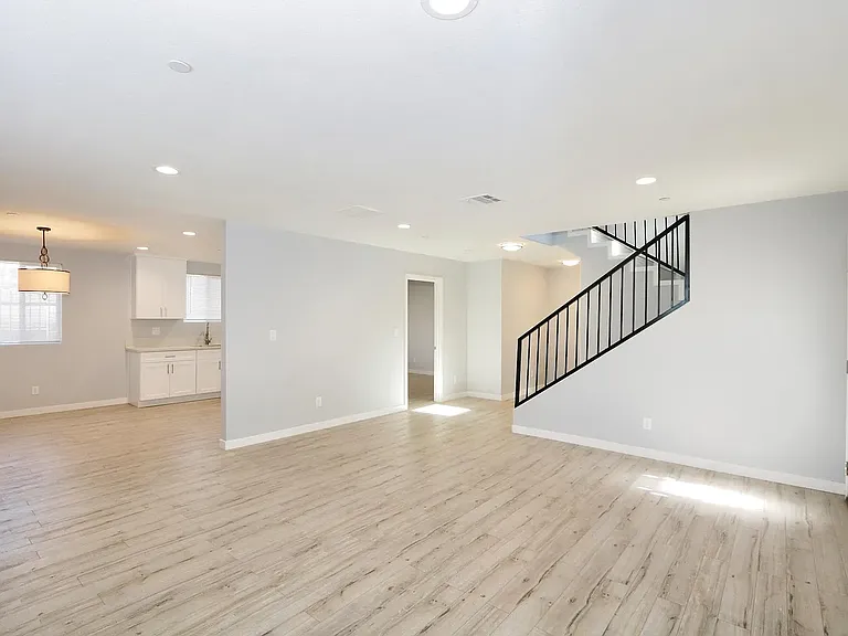 8921 S San Pedro St #A — Photo 12