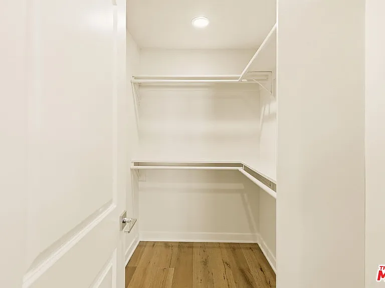 1026 S Windsor Blvd — Photo 31