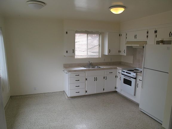 5th image of 1015 10th Ave
