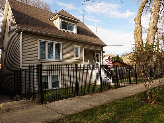 2nd image of 2230 W Wellington Ave