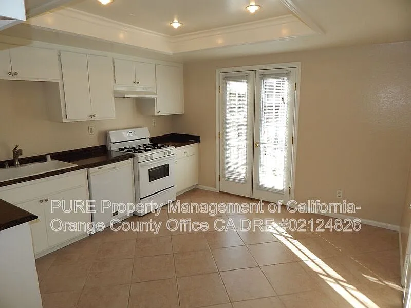2 bed, 2.0 bath, 900 sqft, $2,700 — Photo 2
