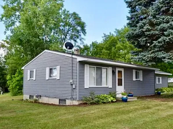 475 Conway St, Walled Lake, MI 48390