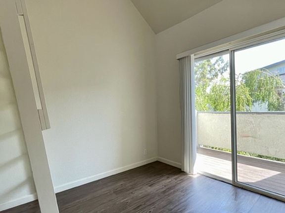 5th image of 1043 Southwood Dr APT H