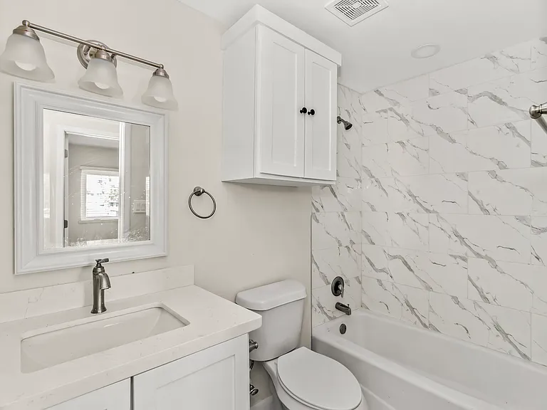 617 E Washington St #4 — Photo 6