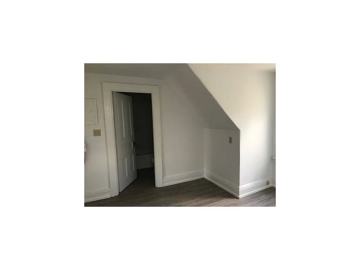 Building Photo - 302 Frontenac St #5