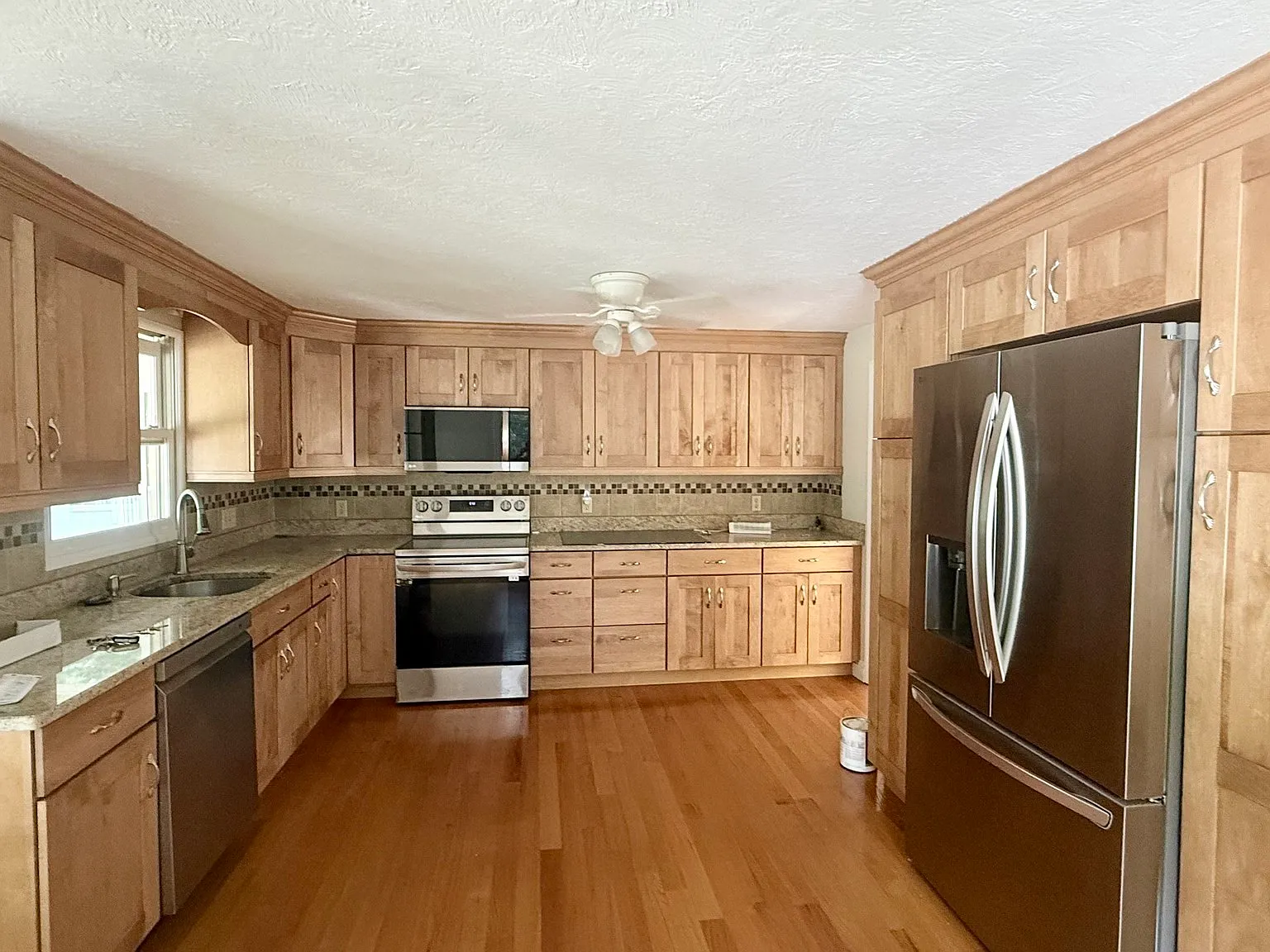 5 bed, 2.0 bath, 2012 sqft, $4,300 — Photo 2