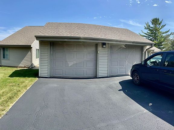 2nd image of 19 Oakridge Ct #19