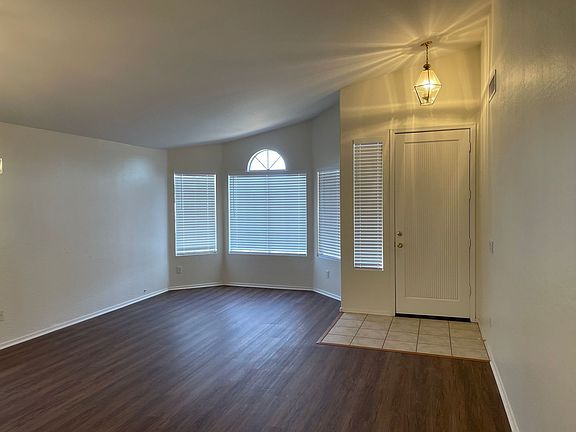 5th image of 694 W Myrtle Dr