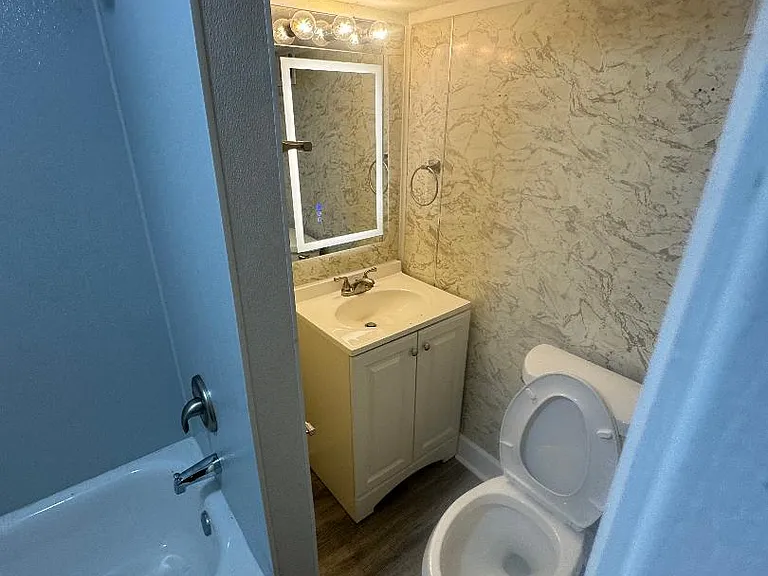 1807 E Walnut St — Photo 8