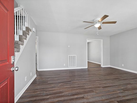 3rd image of 208 Sherwood Hills Dr